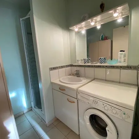 3 Pièces Proche De La Avec Parking - Fr-1-494-146 Appartement Royan